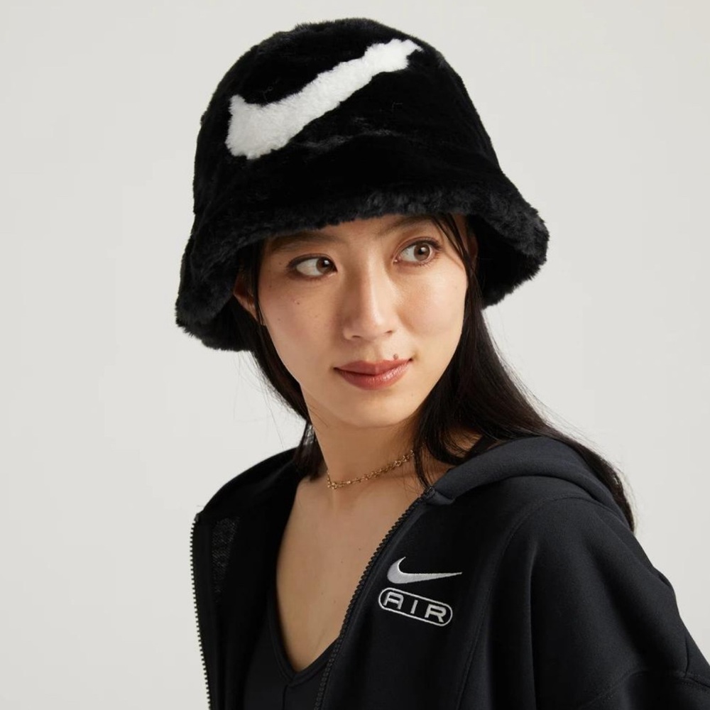 Nike Apex Faux Fur Swoosh Bucket Hat - Black/White